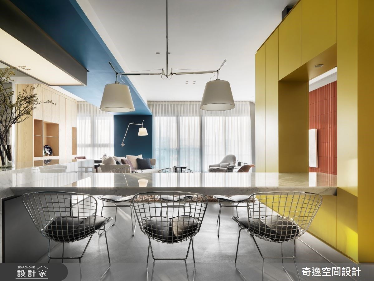 餐廳以黃色懸浮櫃體結合餐桌,同時滿足料理檯面與收納需求。 餐廳以黃色懸浮櫃體結合餐桌,同時滿足料理檯面與收納需求。