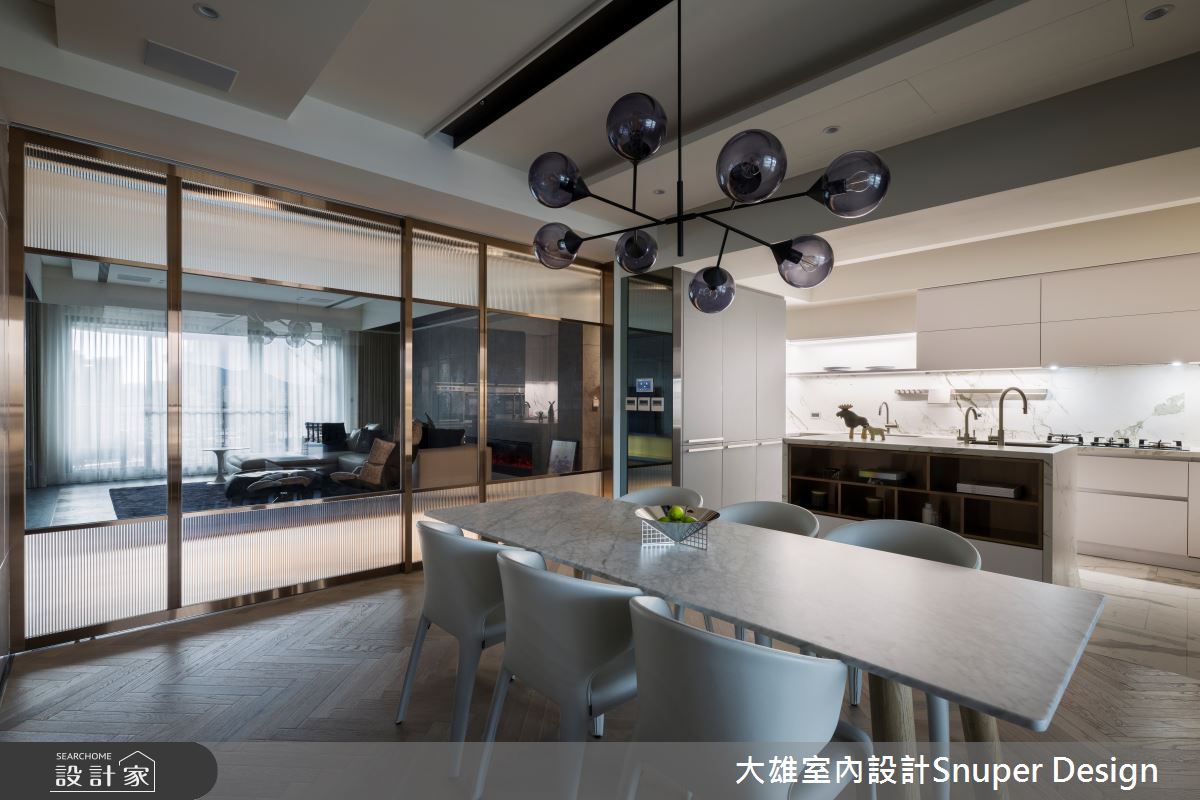 餐廚區以鍍鈦拉門結合玻璃,打造放大通透視覺感。 餐廚區以鍍鈦拉門結合玻璃,打造放大通透視覺感。