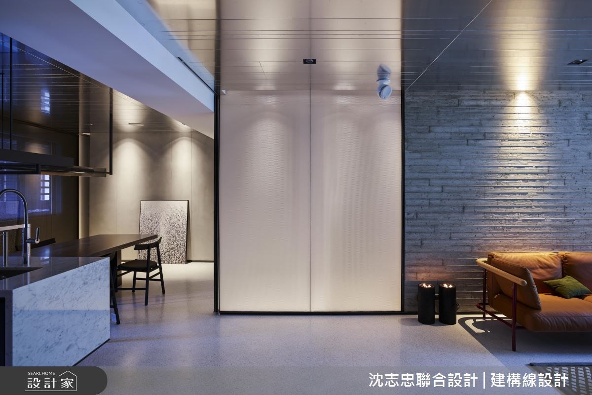 由異材質堆砌出的 35 坪現代風居宅裡,質樸的自然建材