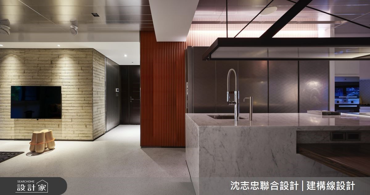 由異材質堆砌出的 35 坪現代風居宅裡,質樸的自然建材