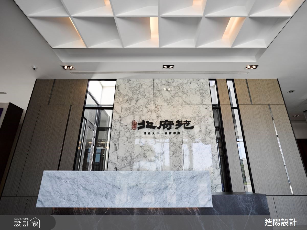 潔白的複層建築外觀下,樹木穿越天井向蔚藍的天際生長