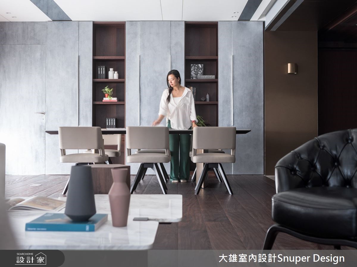 52 坪現代風豪宅以南洋渡假風情作為空間主軸,木質的