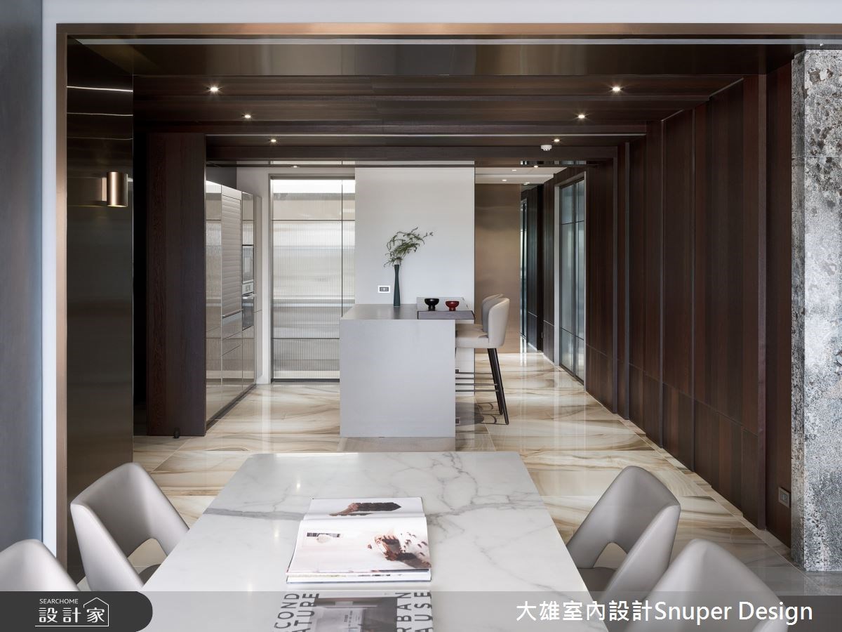52 坪現代風豪宅以南洋渡假風情作為空間主軸,木質的
