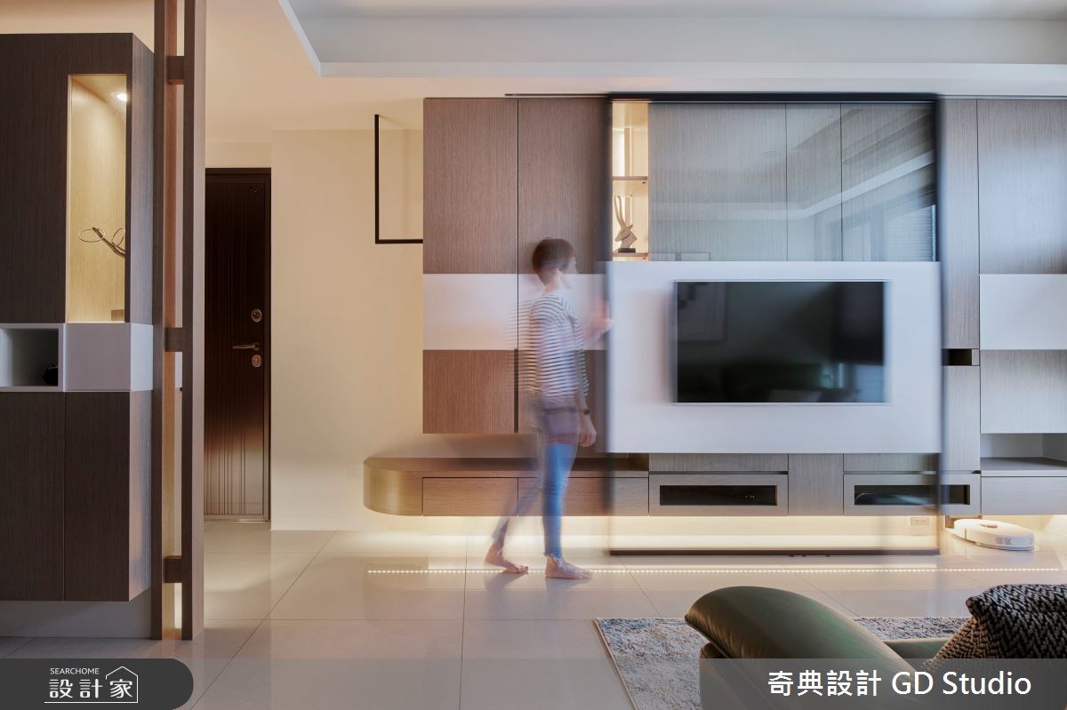 23 坪現代風住宅目前為兩代同堂居所,由於屋主曾外派