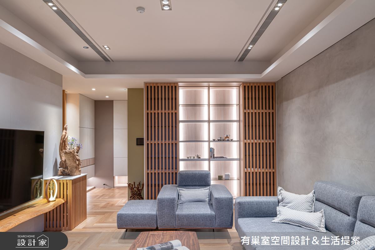 客廳規劃雙層展示櫃,體貼屋主擺放旅遊收藏品需求。 客廳規劃雙層展示櫃,體貼屋主擺放旅遊收藏品需求。