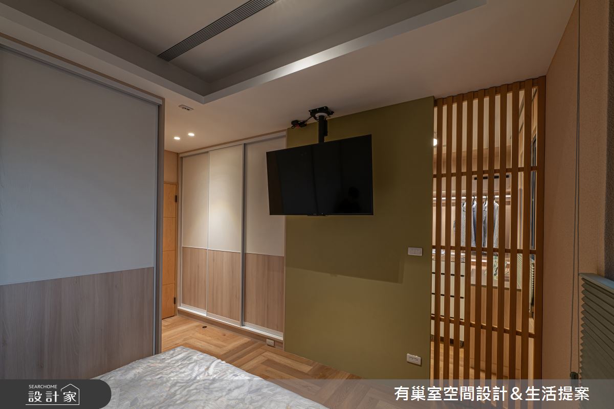 主臥更衣室則選用格柵門,營造穿透感,便利屋主夫妻彼此陪伴照看。 主臥更衣室則選用格柵門,營造穿透感,便利屋主夫妻彼此陪伴照看。