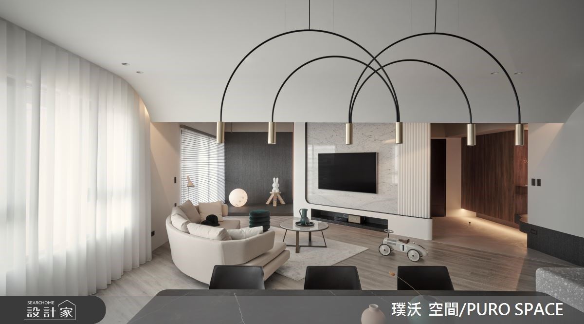 走入位居頂樓的50坪現代簡約好宅,窗外一覽無遺的景
