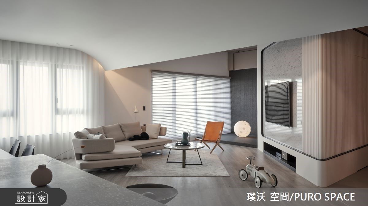 走入位居頂樓的50坪現代簡約好宅,窗外一覽無遺的景