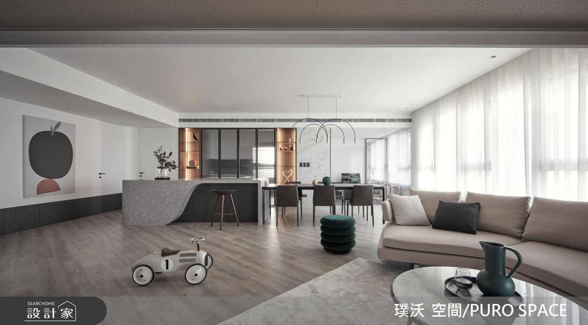 走入位居頂樓的50坪現代簡約好宅,窗外一覽無遺的景