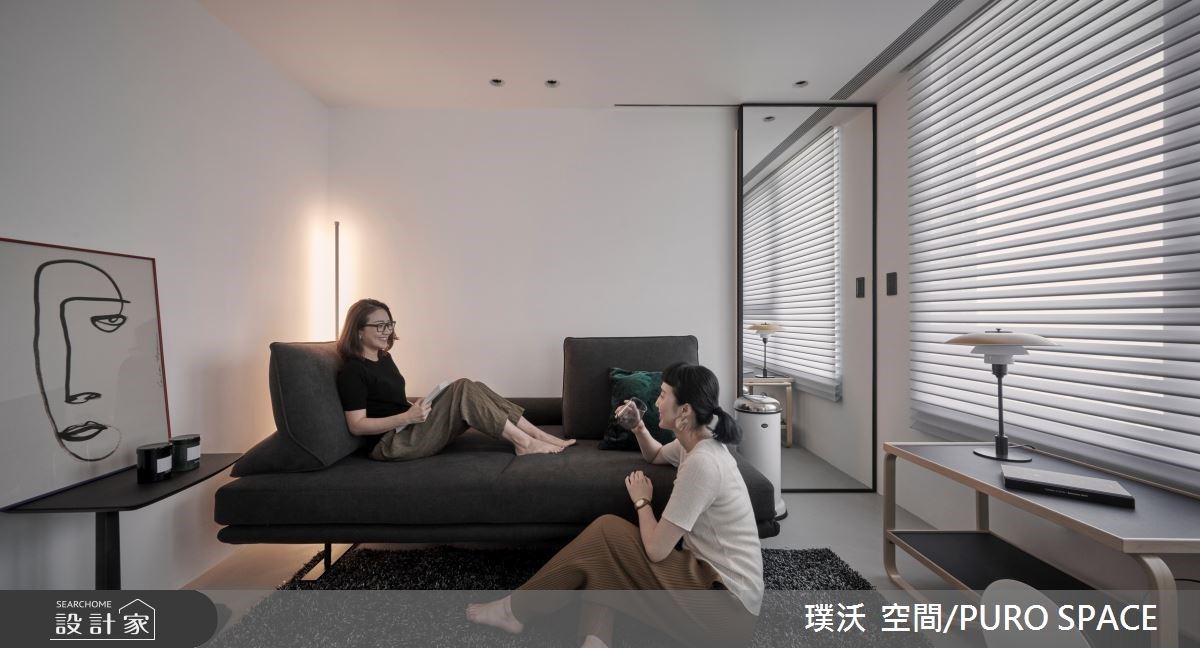 走入位居頂樓的50坪現代簡約好宅,窗外一覽無遺的景