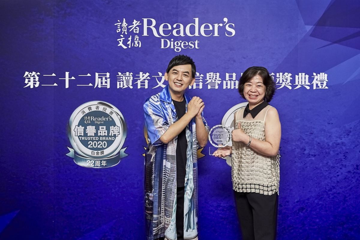 歐德傢俱協理陳玫瑰 (右) 與連年獲最受信賴廣播電台節目主持人獎的黃子佼互道恭喜。 歐德傢俱協理陳玫瑰 (右) 與連年獲最受信賴廣播電台節目主持人獎的黃子佼互道恭喜。