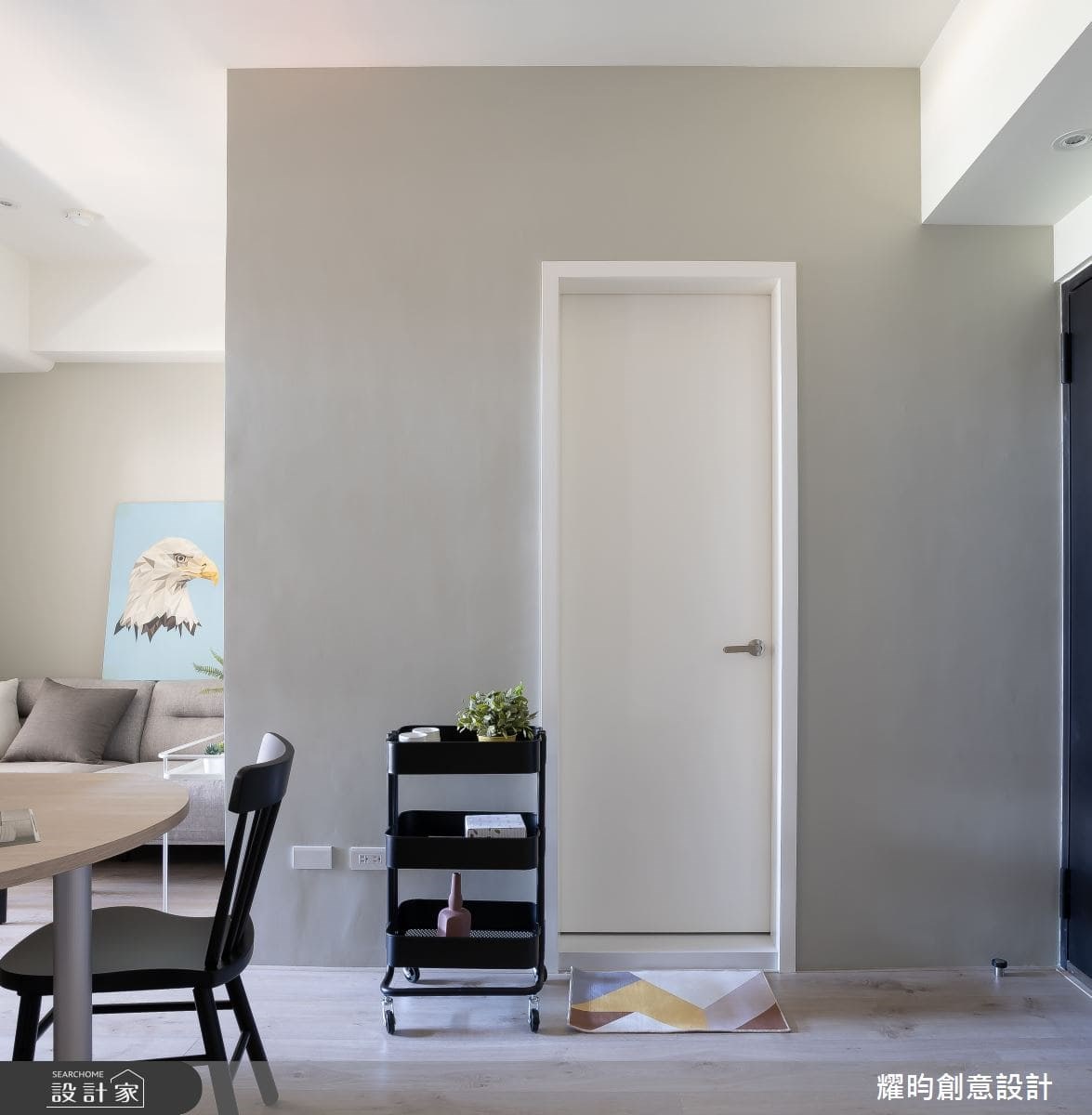 「寸土寸金的小宅裝載滿滿關懷。」屋主特別為爸媽預備
