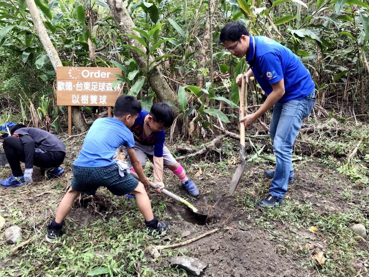 歐德集團 2019 贊助台東森林足球場,與小朋友們一起親手種植牛樟樹,以樹養球。 歐德集團 2019 贊助台東森林足球場,與小朋友們一起親手種植牛樟樹,以樹養球。