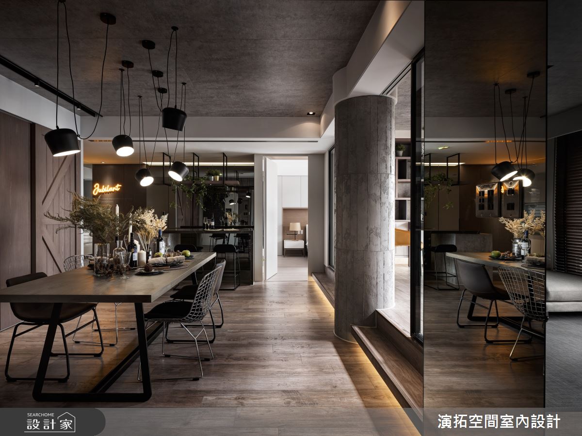 餐廳收納櫃以穀倉門片,型塑粗獷自然感。 餐廳收納櫃以穀倉門片,型塑粗獷自然感。