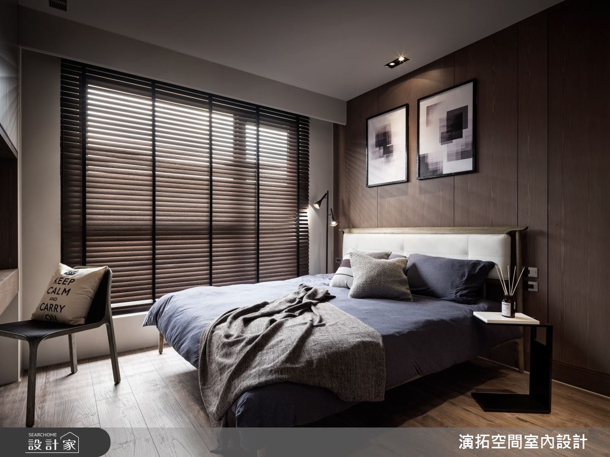 兒子房以深色木皮鋪陳床頭壁面,營造溫暖的休憩氛圍 兒子房以深色木皮鋪陳床頭壁面,營造溫暖的休憩氛圍