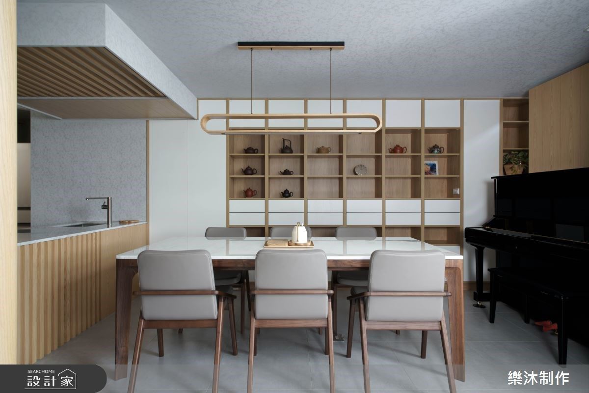 餐廳設置展示收納櫃,滿足屋主收藏茶壺需求。 餐廳設置展示收納櫃,滿足屋主收藏茶壺需求。
