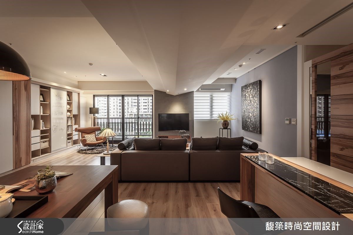 刷上灰色漆的電視牆連結了屋內大型樑柱,透過向上傾斜的V型包樑創意,抬升空間視覺修飾突兀大樑,再輔以掛有藝術裝飾的藍色主牆、打燈設計製造舒適又大器的客廳氣氛。 刷上灰色漆的電視牆連結了屋內大型樑柱,透過向上傾斜的V型包樑創意,抬升空間視覺修飾突兀大樑,再輔以掛有藝術裝飾的藍色主牆、打燈設計製造舒適又大器的客廳氣氛。