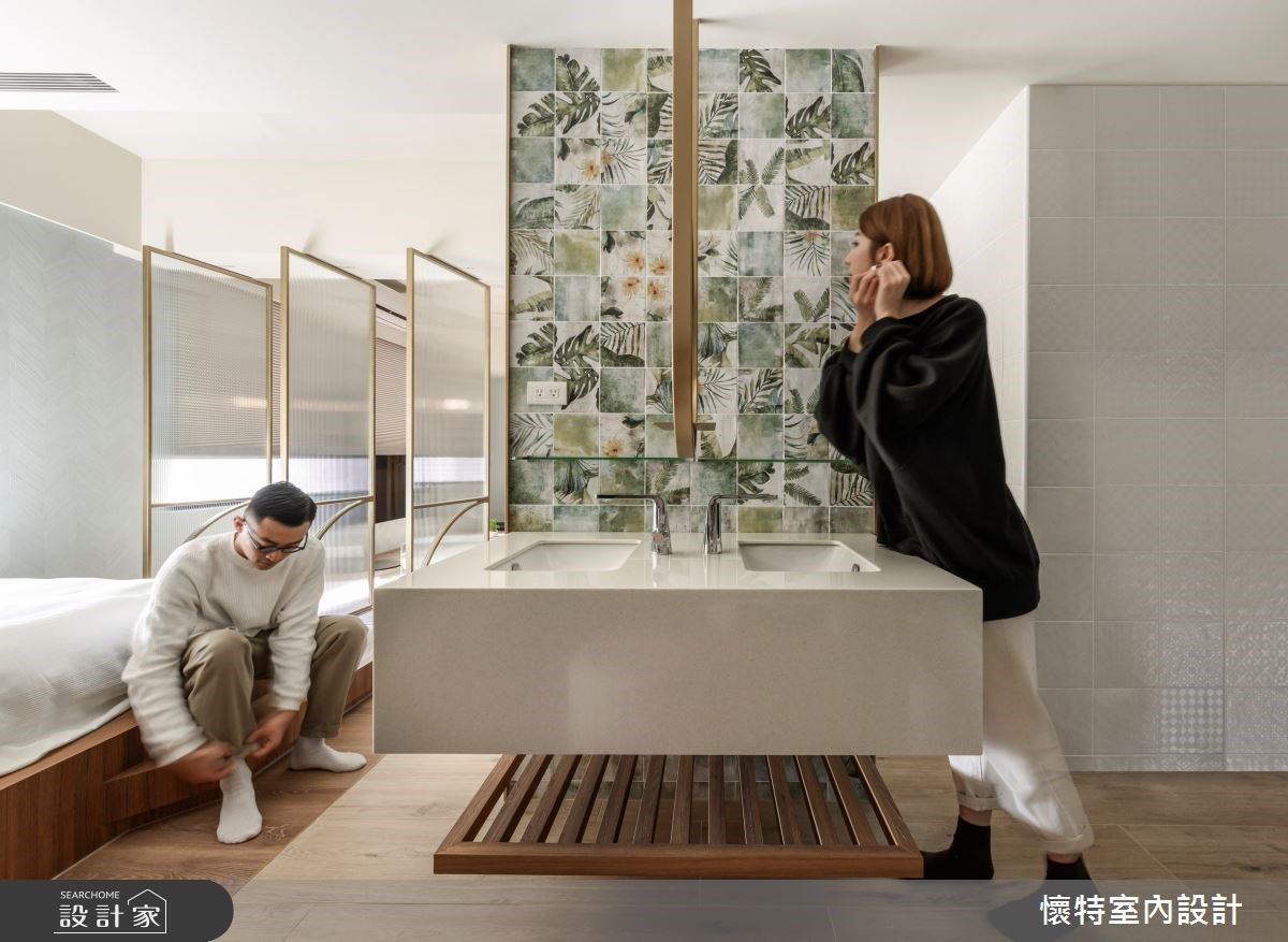 床沿木作設計相當富有巧思,成為主臥與衛浴空間的緩衝。 床沿木作設計相當富有巧思,成為主臥與衛浴空間的緩衝。