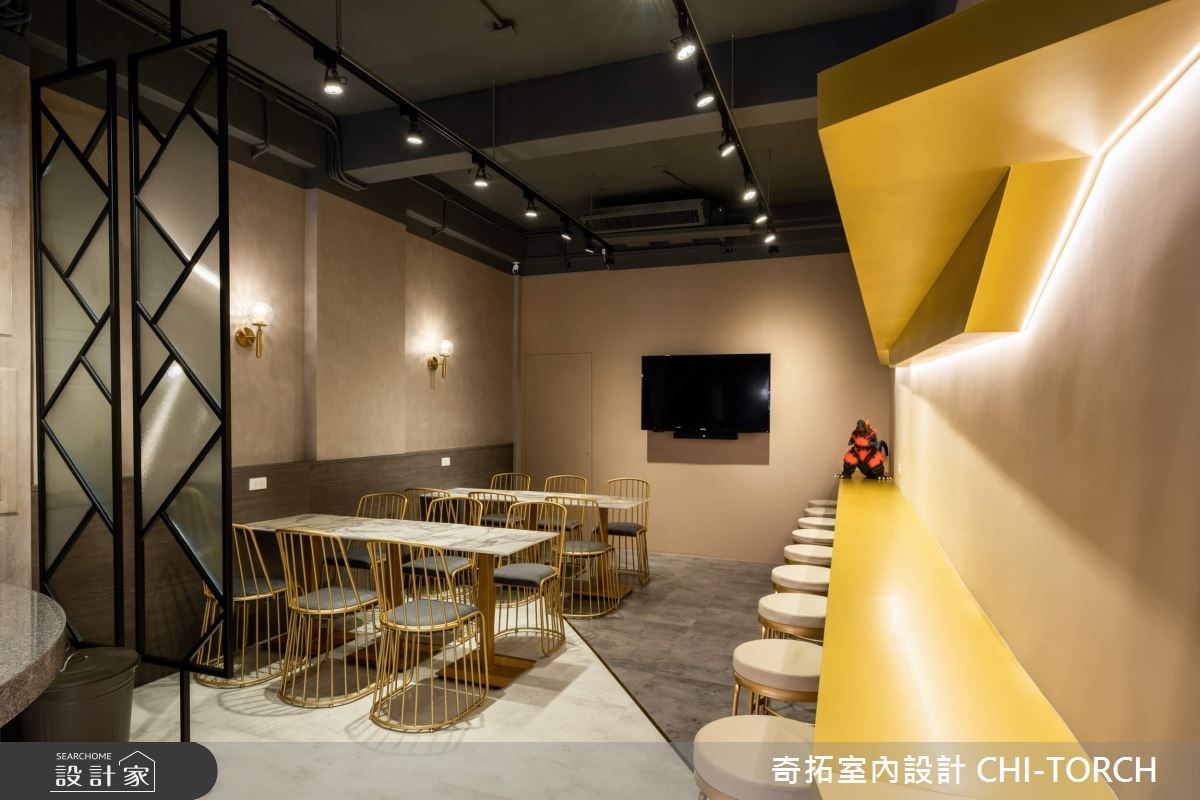 弧形設計的落地玻璃搭配鮮黃的鐵件切割,隱約看見內部