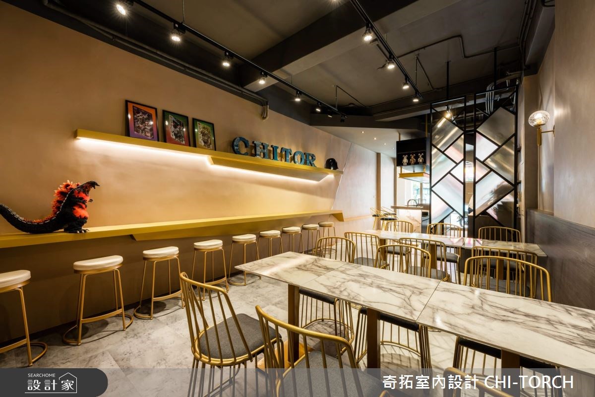 弧形設計的落地玻璃搭配鮮黃的鐵件切割,隱約看見內部