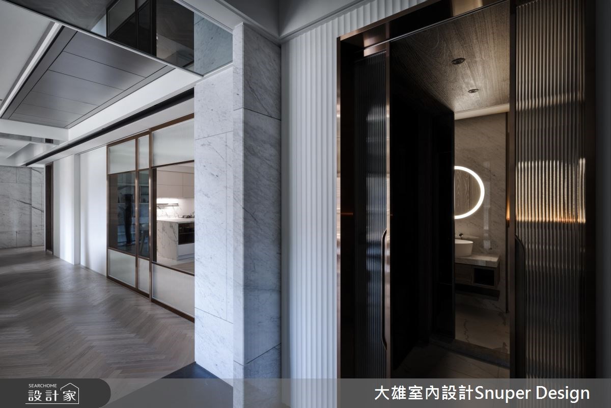 80 坪現代風豪宅前有都市景貌,後有山林綠意,室內則