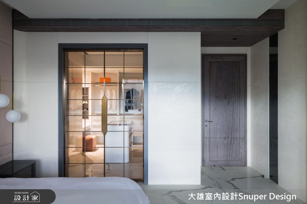 80 坪現代風豪宅前有都市景貌,後有山林綠意,室內則
