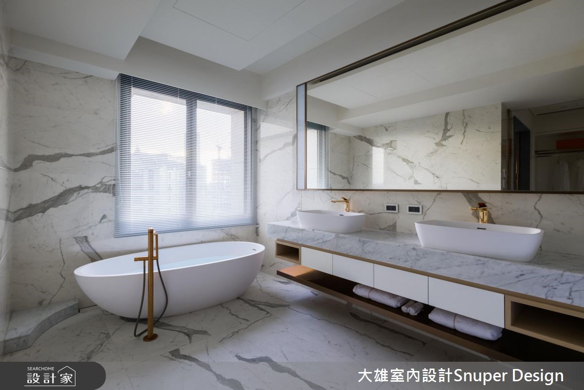 80 坪現代風豪宅前有都市景貌,後有山林綠意,室內則