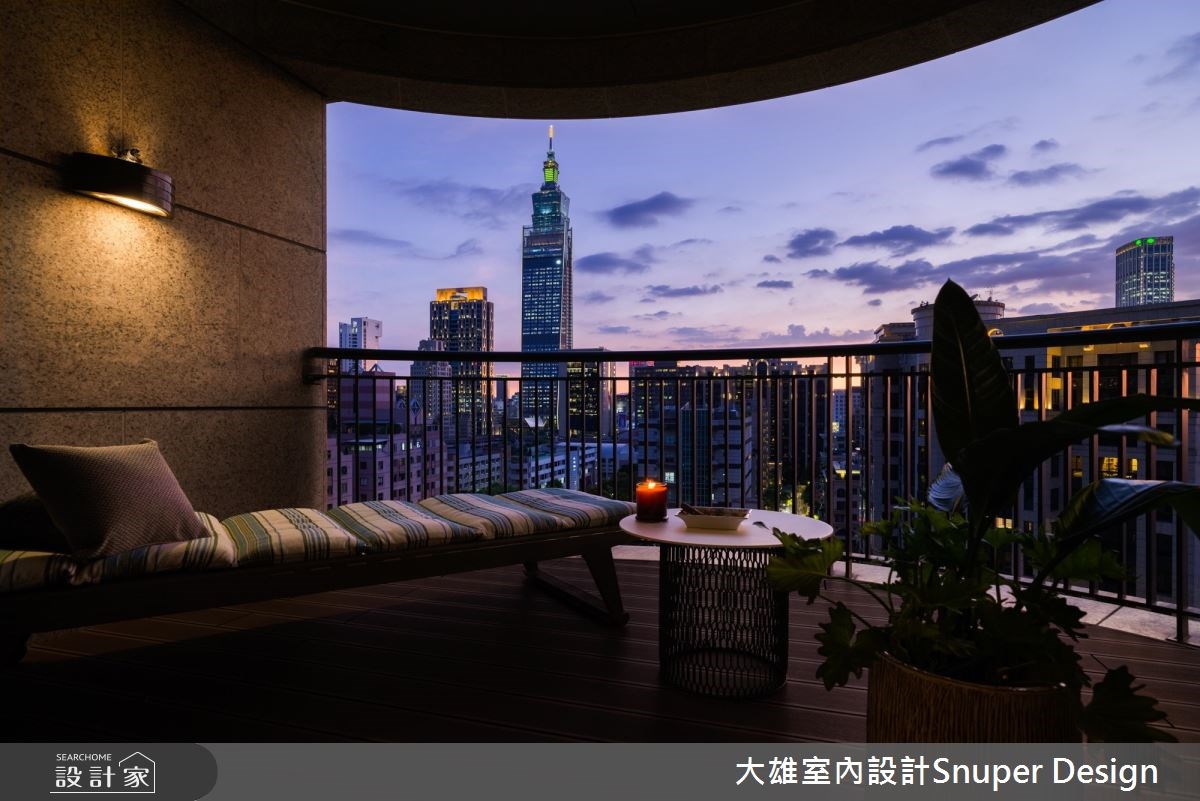 80 坪現代風豪宅前有都市景貌,後有山林綠意,室內則