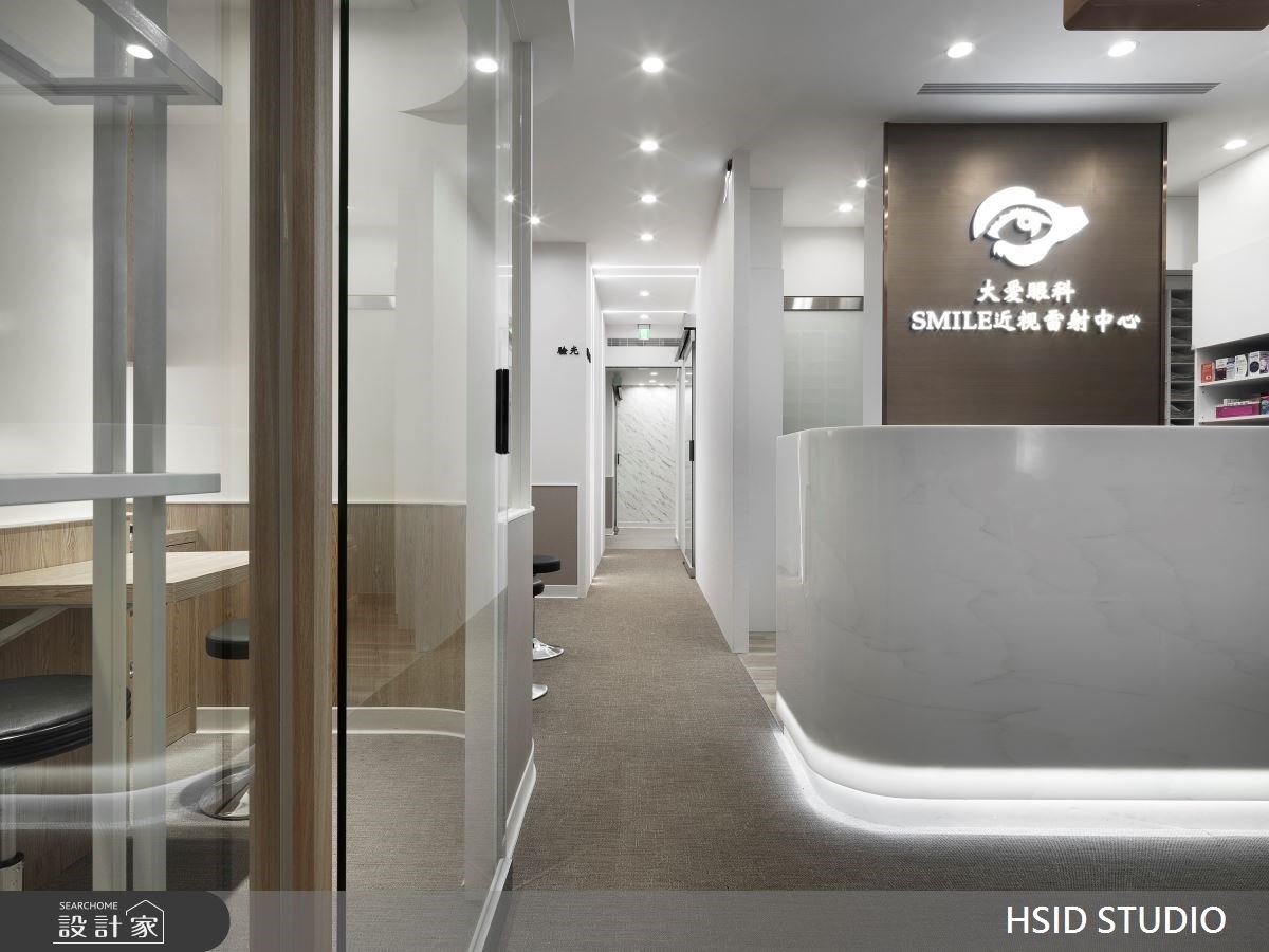 30年老屋搖身一變成現代風商業空間,空間中運用大量白