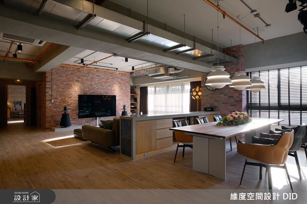 調整沙發背牆高度後的低矮檯面,面向餐廳區則轉化為餐櫃機能,兼具領域劃分與收納功能。 調整沙發背牆高度後的低矮檯面,面向餐廳區則轉化為餐櫃機能,兼具領域劃分與收納功能。