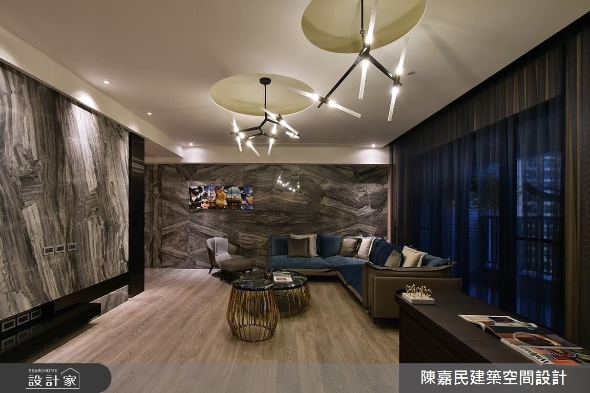 灰黑色大理石延展壁面與電視牆,鮮明的紋理強調藝術性。 灰黑色大理石延展壁面與電視牆,鮮明的紋理強調藝術性。