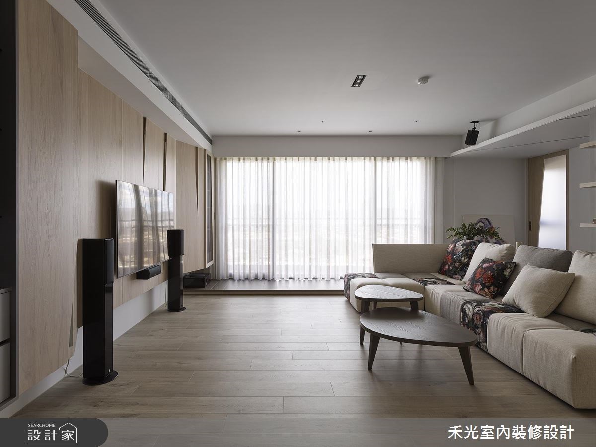 38 坪的簡約風住宅,透過淺色木紋與純白色系,點亮開