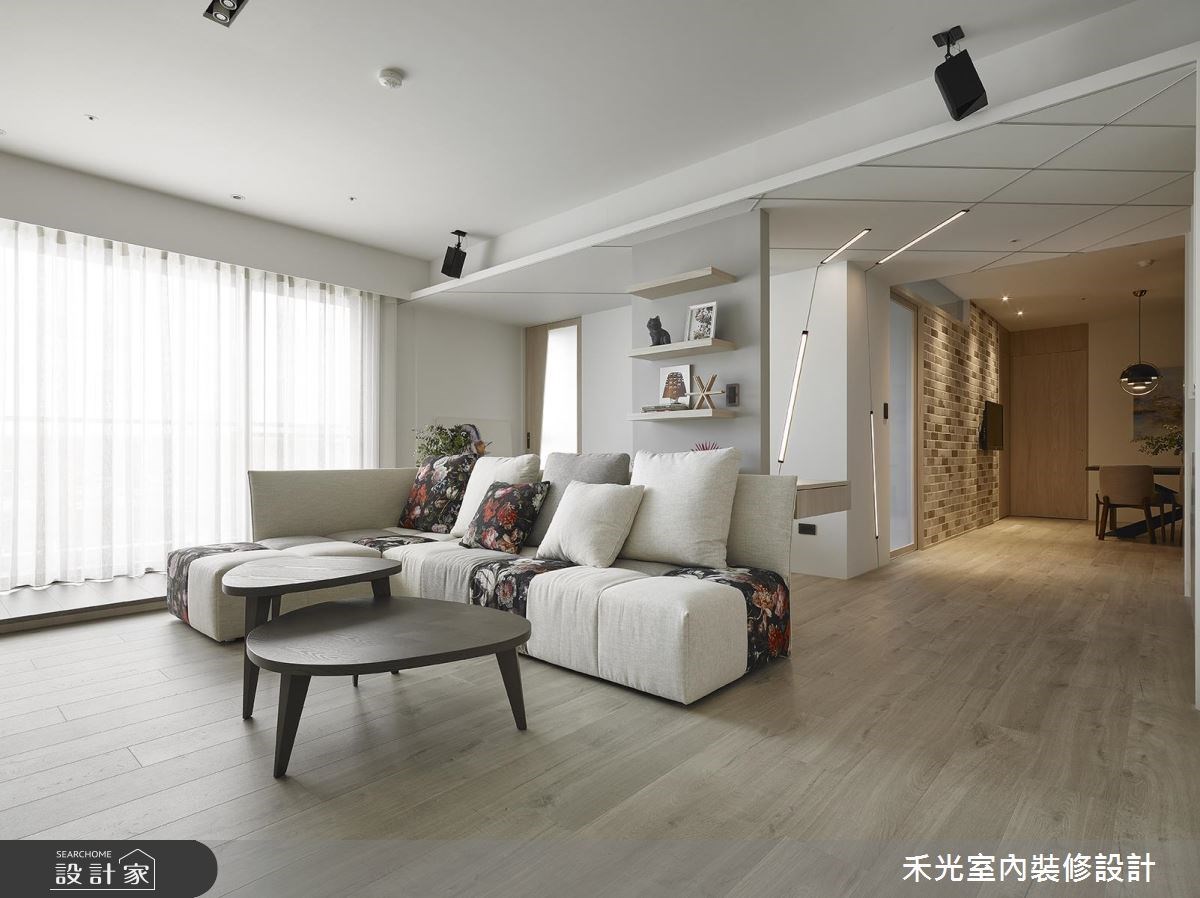 38 坪的簡約風住宅,透過淺色木紋與純白色系,點亮開