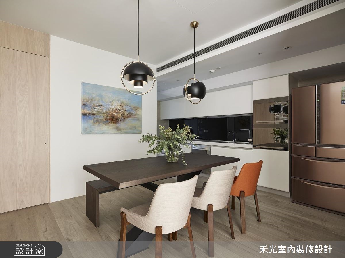 38 坪的簡約風住宅,透過淺色木紋與純白色系,點亮開