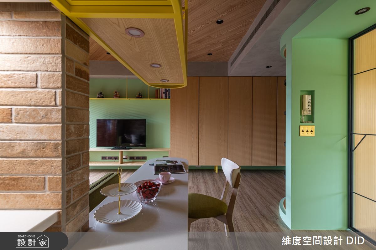 玄關收納延伸串連電視牆。 玄關收納延伸串連電視牆。