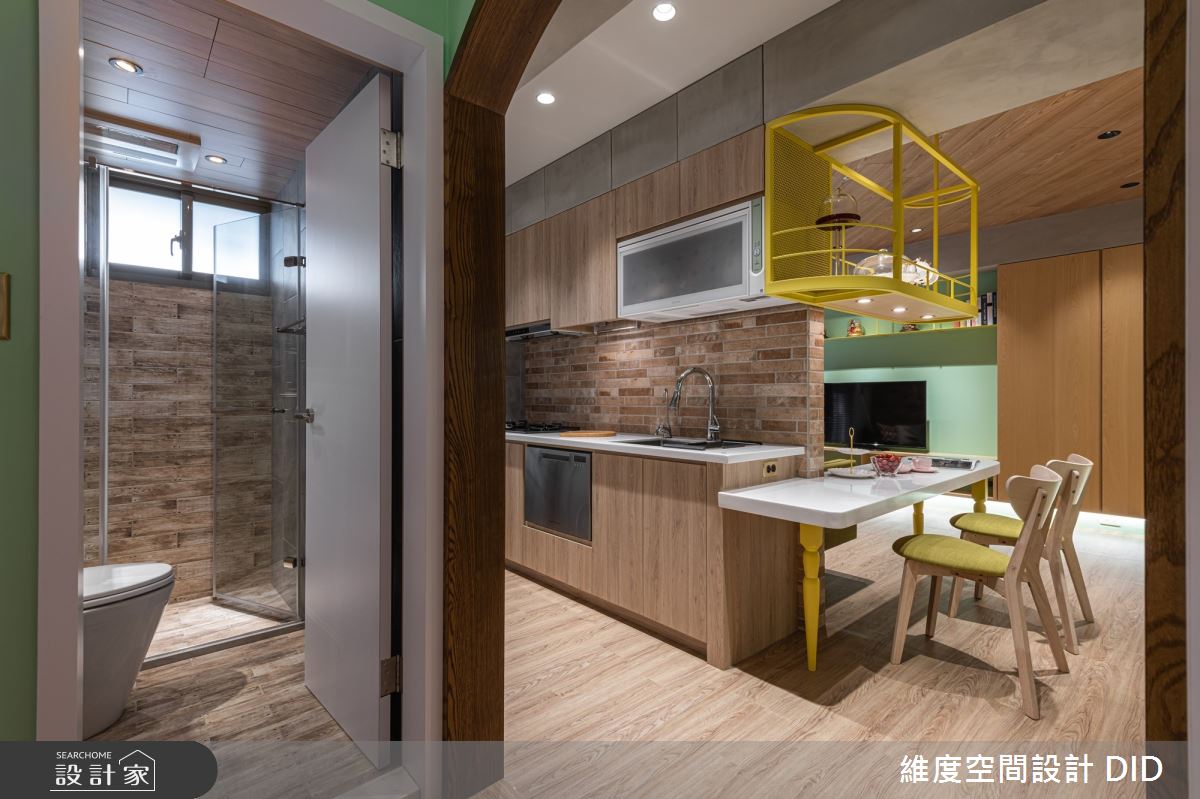 廚房隔牆拆除,餐桌以橫放方式串連客餐廚空間。 廚房隔牆拆除,餐桌以橫放方式串連客餐廚空間。