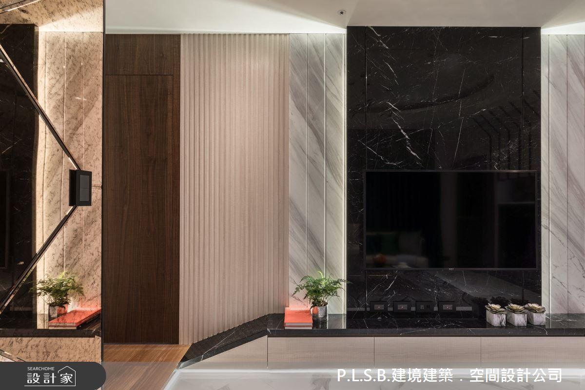 客廳電視牆藉由材質堆疊,營造空間層次。 客廳電視牆藉由材質堆疊,營造空間層次。