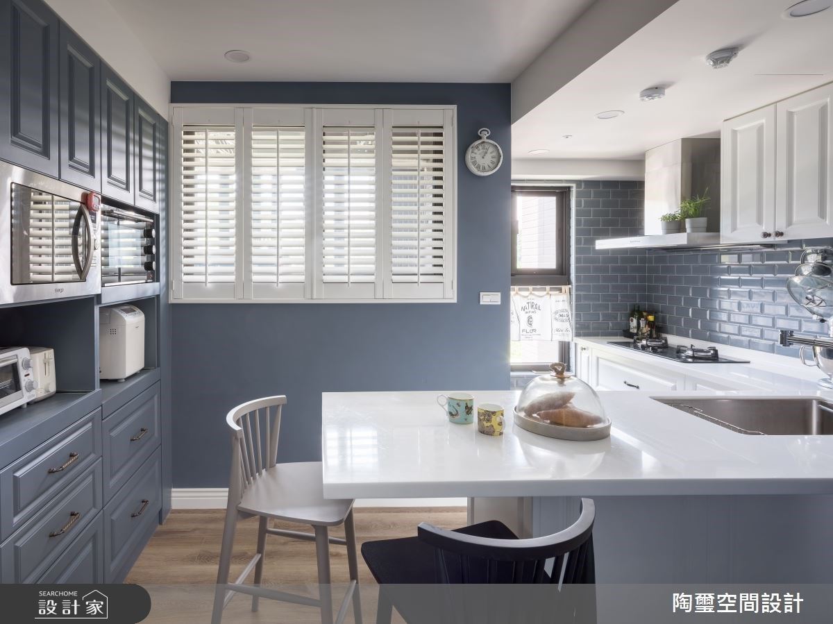 廚房以 L 型廚具設計,賦予屋主夢寐以求的廚藝天地。 廚房以 L 型廚具設計,賦予屋主夢寐以求的廚藝天地。