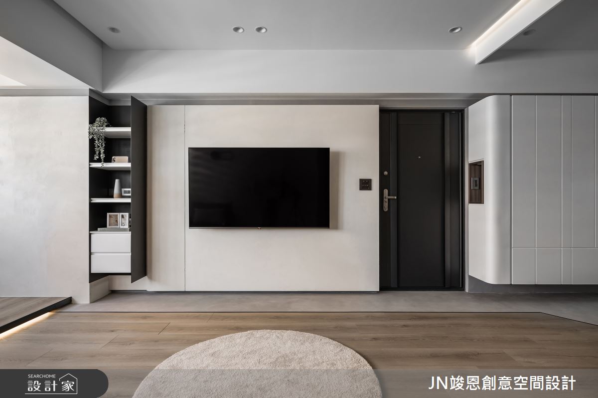客廳電視牆以米色調鋪陳,傾注自然優雅的藝術氣息。 客廳電視牆以米色調鋪陳,傾注自然優雅的藝術氣息。