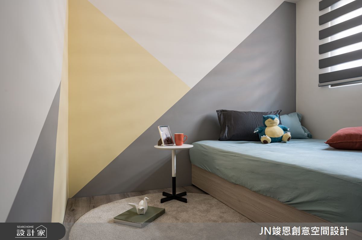 兒子房牆面則以跳色幾何圖型,挹注活潑的童趣氛圍。 兒子房牆面則以跳色幾何圖型,挹注活潑的童趣氛圍。