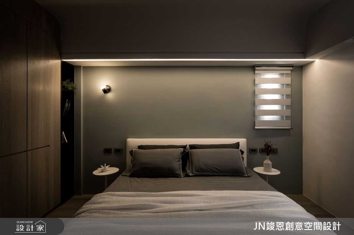 主臥牆面選用莫蘭迪綠搭配樂土灰,展現靜謐沉穩的睡眠場域。 主臥牆面選用莫蘭迪綠搭配樂土灰,展現靜謐沉穩的睡眠場域。