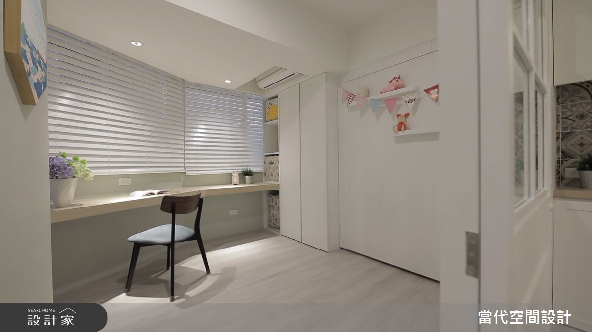 多功能室空間設置於廚房內部,提供女屋主做飯時,照看孩童寫作業需求。 多功能室空間設置於廚房內部,提供女屋主做飯時,照看孩童寫作業需求。