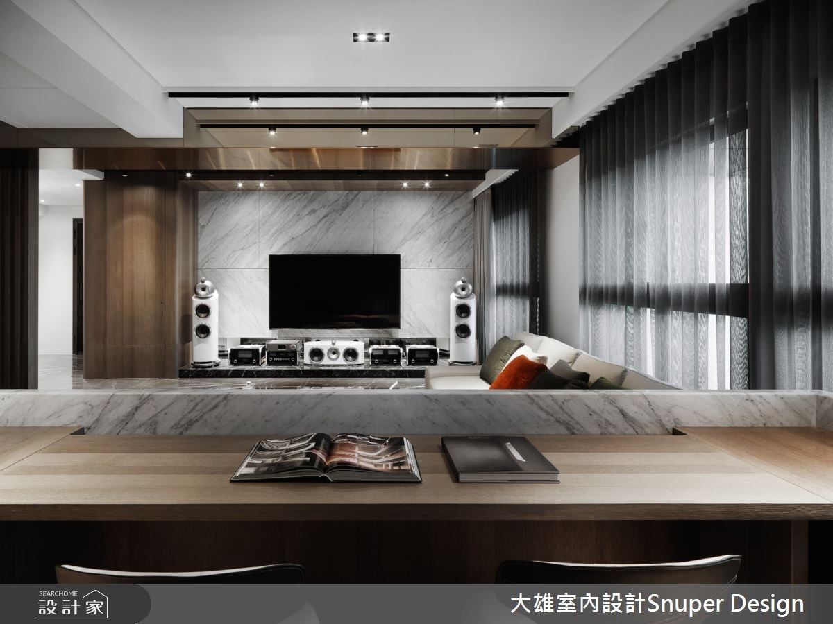 玄關地坪以大理石鋪陳,淺白色線條畫破深色肌理,撼動