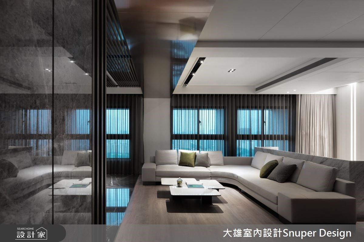 玄關地坪以大理石鋪陳,淺白色線條畫破深色肌理,撼動