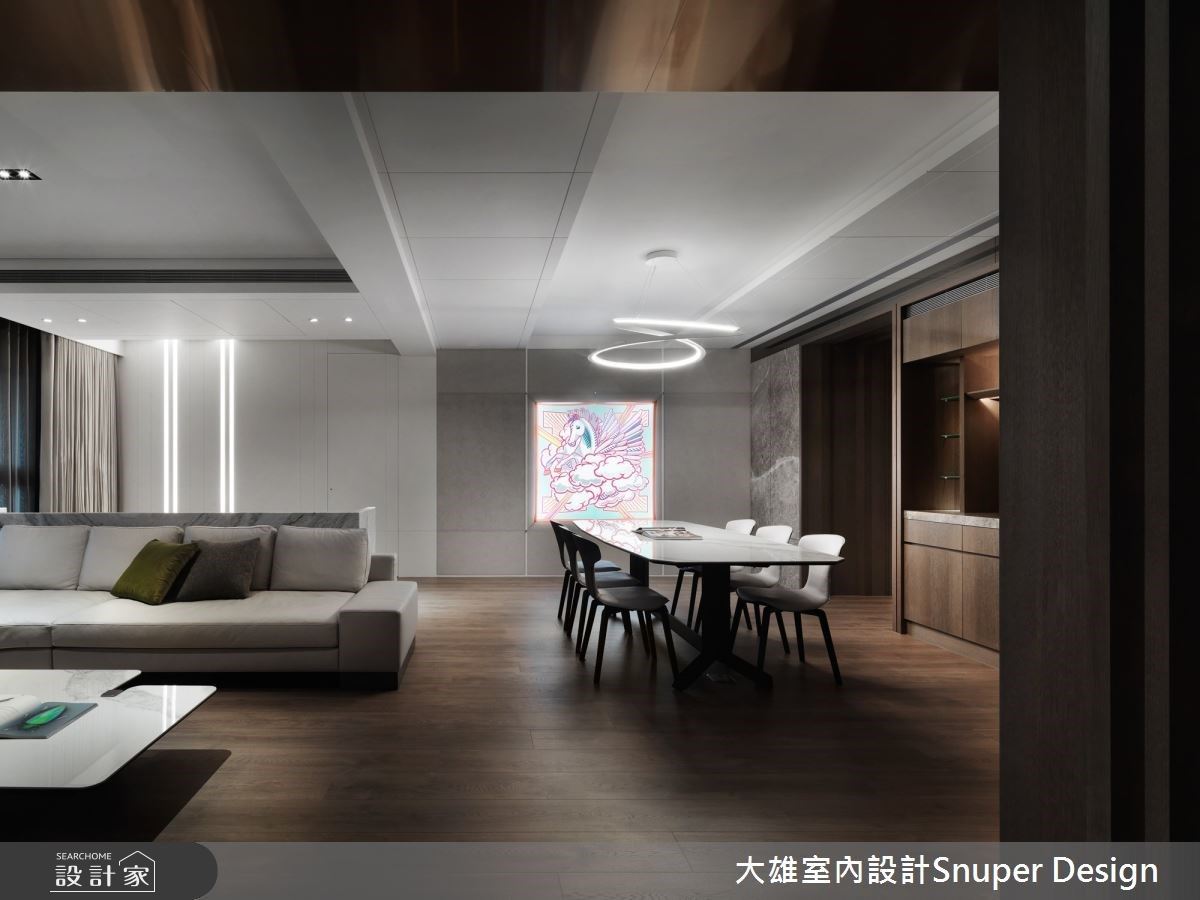 玄關地坪以大理石鋪陳,淺白色線條畫破深色肌理,撼動