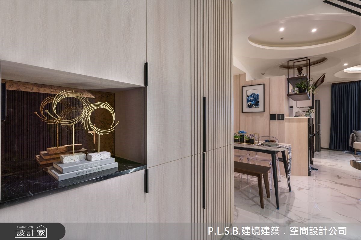 憑藉著建築專業背景,建境建築空間設計將三房兩廳的 2