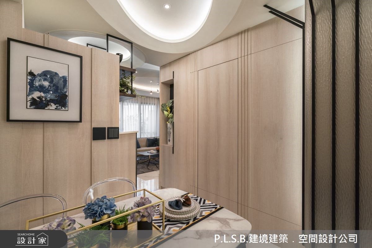 憑藉著建築專業背景,建境建築空間設計將三房兩廳的 2
