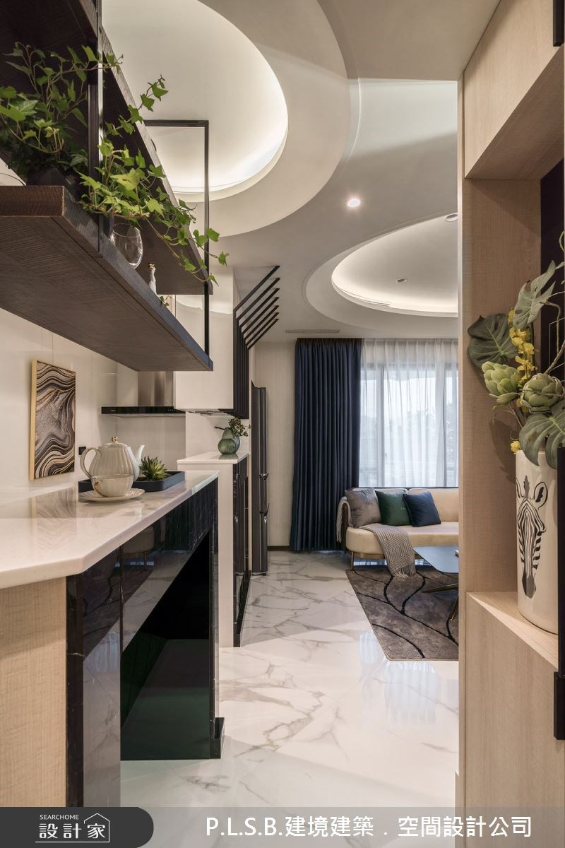 憑藉著建築專業背景,建境建築空間設計將三房兩廳的 2