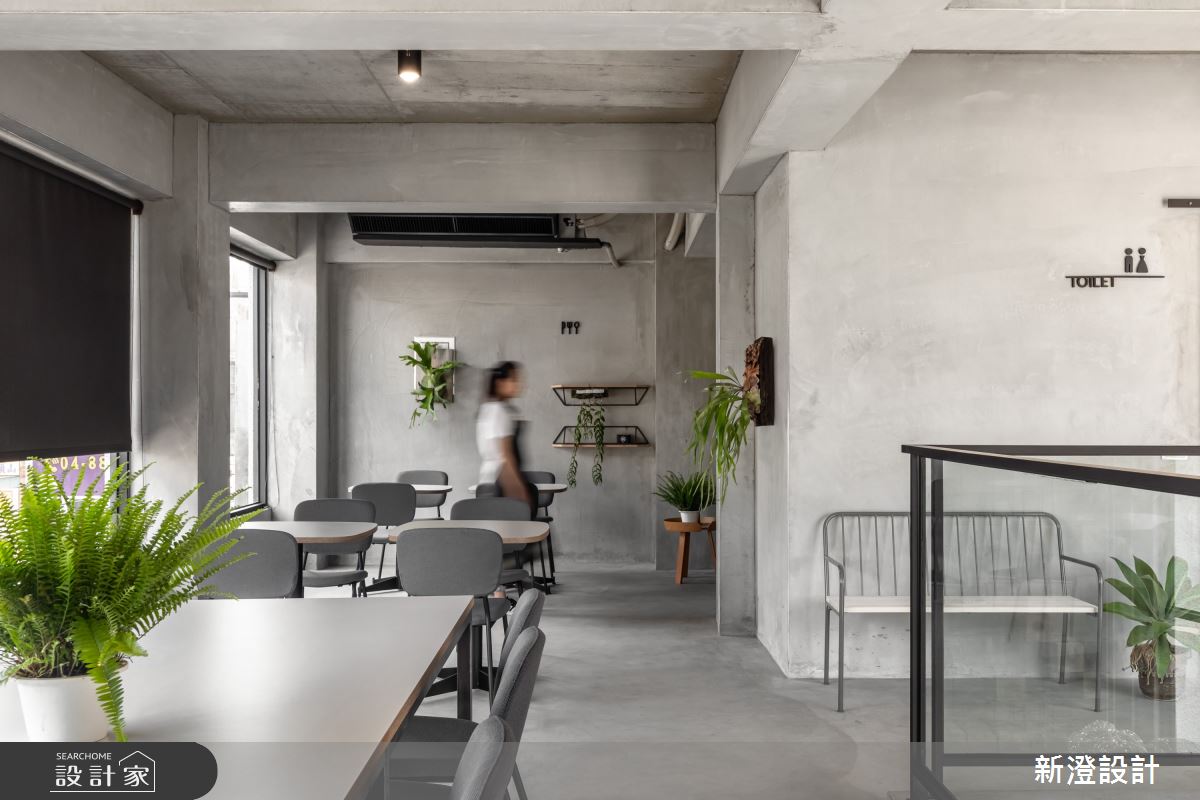 空間跳脫制式餐廳風格,以工業風作為底蘊,透過水泥、