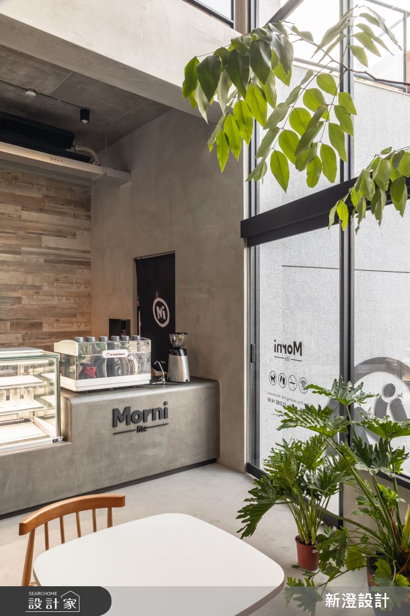空間跳脫制式餐廳風格,以工業風作為底蘊,透過水泥、